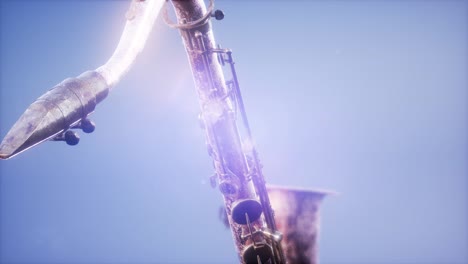 saxofón tenor dorado sobre fondo azul con luz