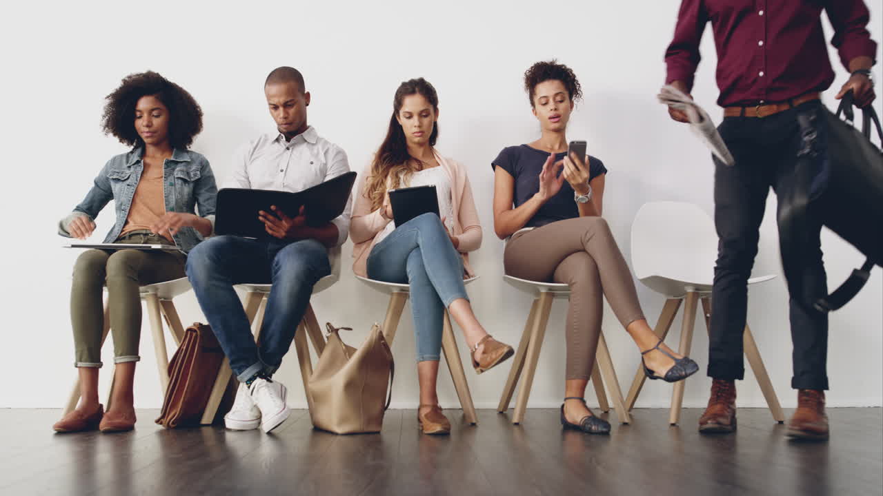 인터뷰를 준비하고, 보이기 위해 기다리고 있습니다.