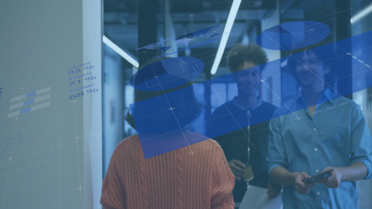 사무실에서 일하는 다양한 비즈니스 사람들에 대한 데이터 처리의 애니메이션