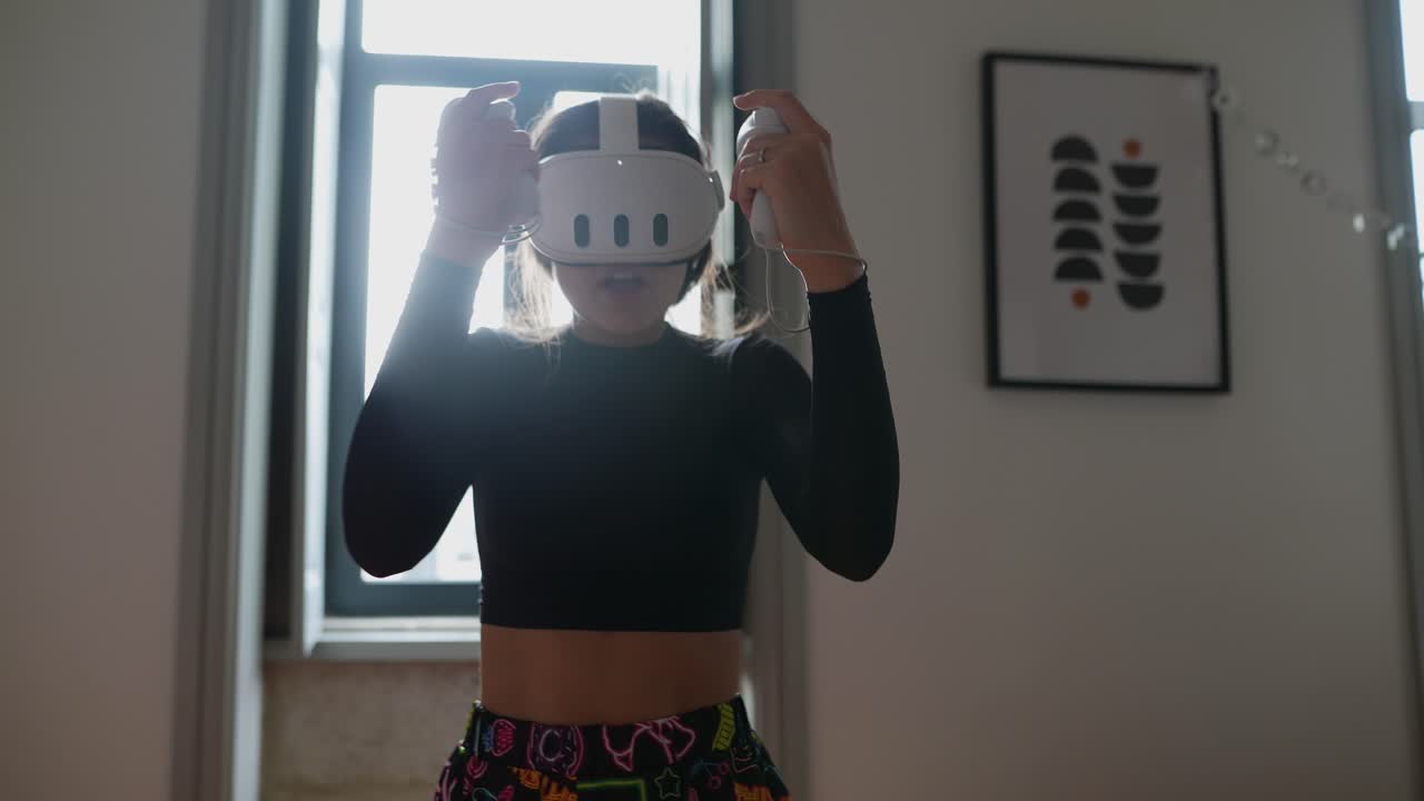 persona que utiliza auriculares y controladores