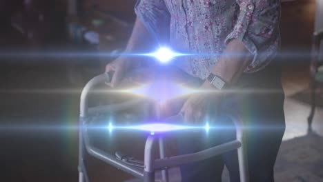 animación de la luz que se mueve sobre la sección media de una mujer mayor usando un marco para caminar