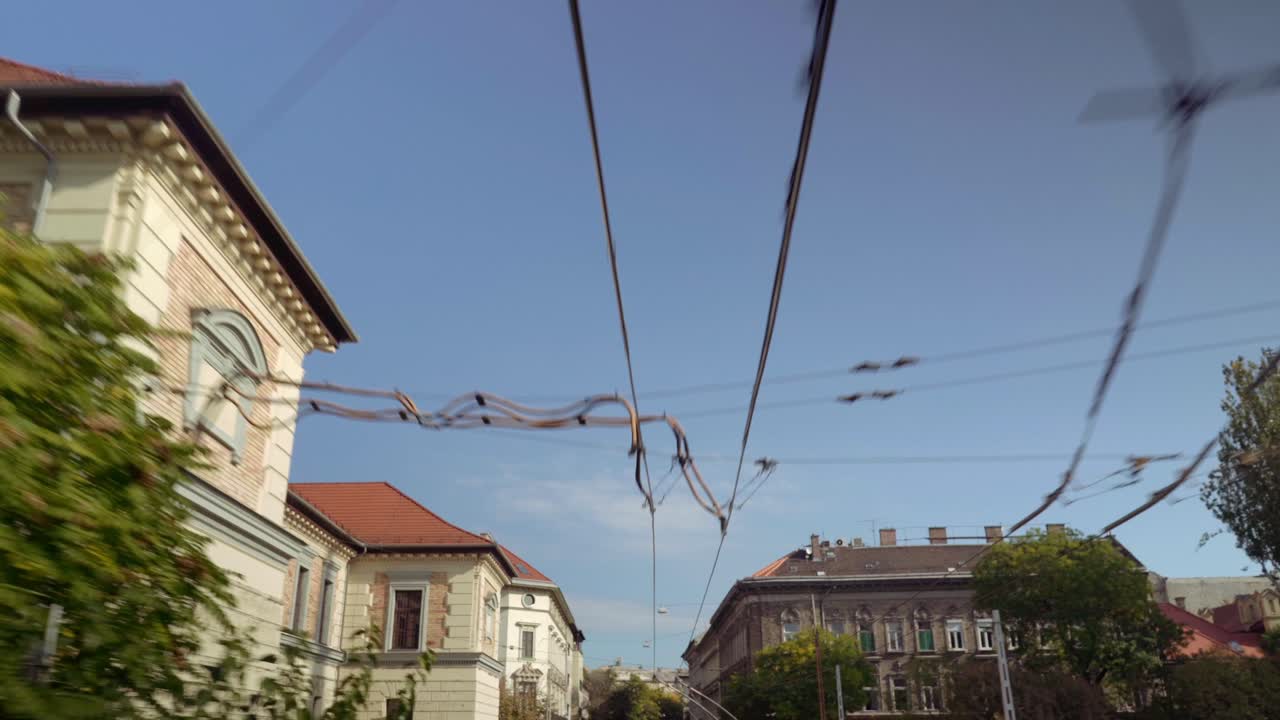 ⁇ 가리,  ⁇ 가리 건축 건물의 거리를 가로질러 운전하는 트램의 앞면 전망 탑 뷰, pov