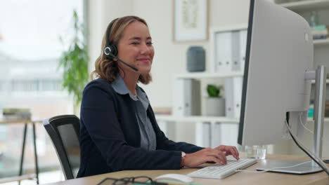 mujer asiática, centro de llamadas y cara con auriculares