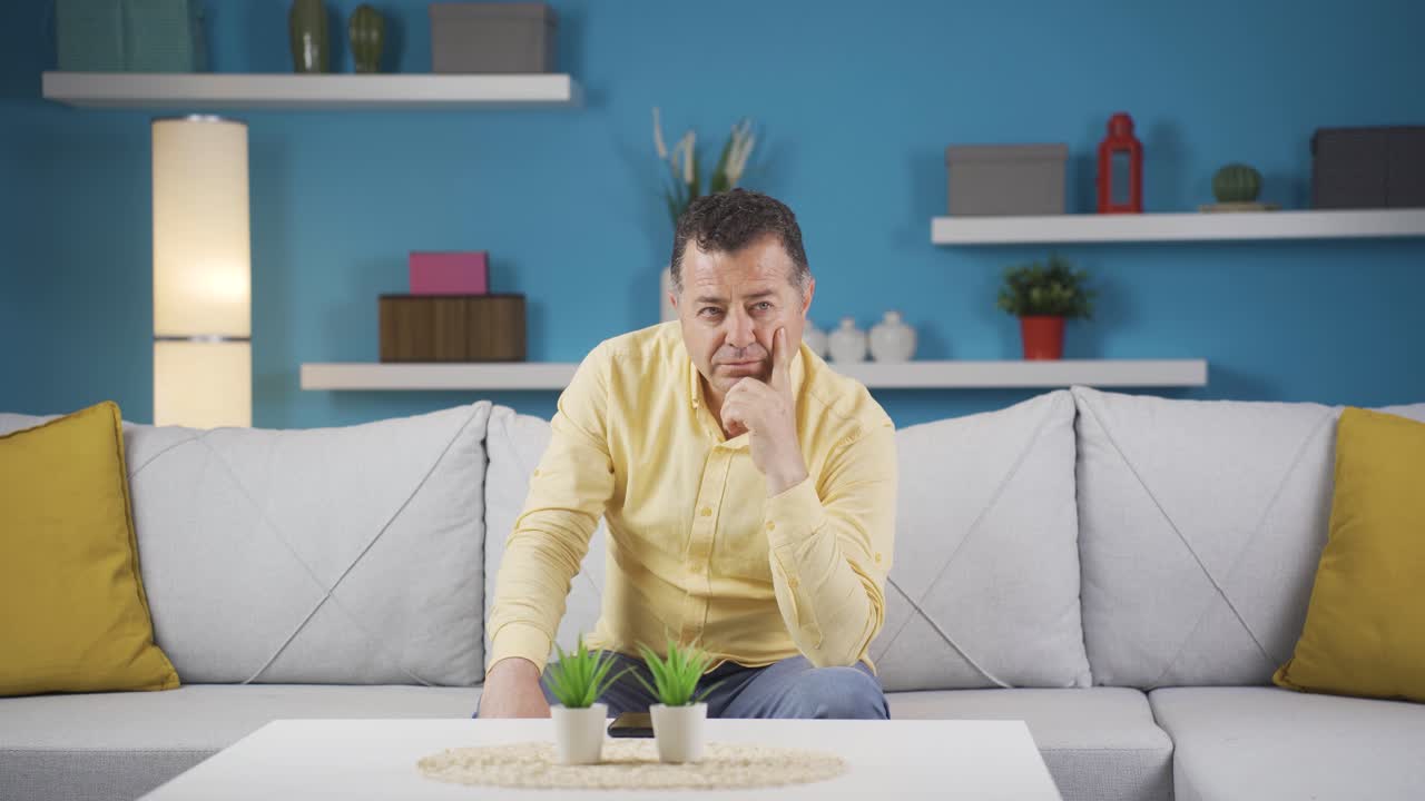 L'uomo che guarda la telecamera con un'idea