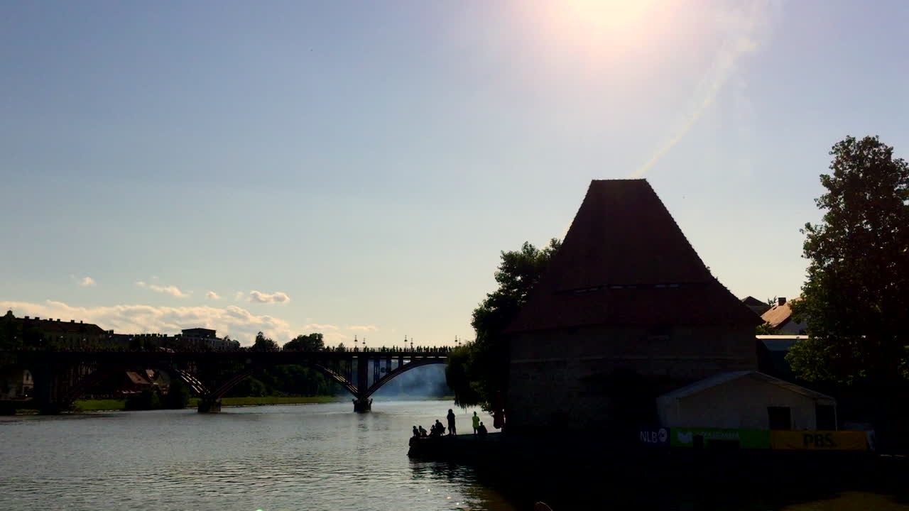 exhibición aérea de buceo y giro hacia el río drava en maribor, eslovenia, hd