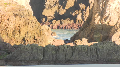 costa rocosa con cuevas marinas