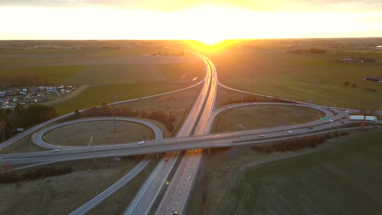 vista aérea de la intersección de la autopista con automóviles de tráfico en movimiento.