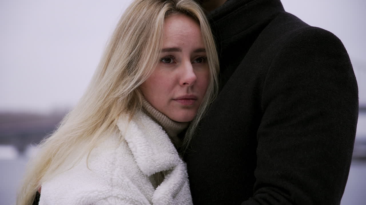 남편 과 함께 있는 슬픈 여자