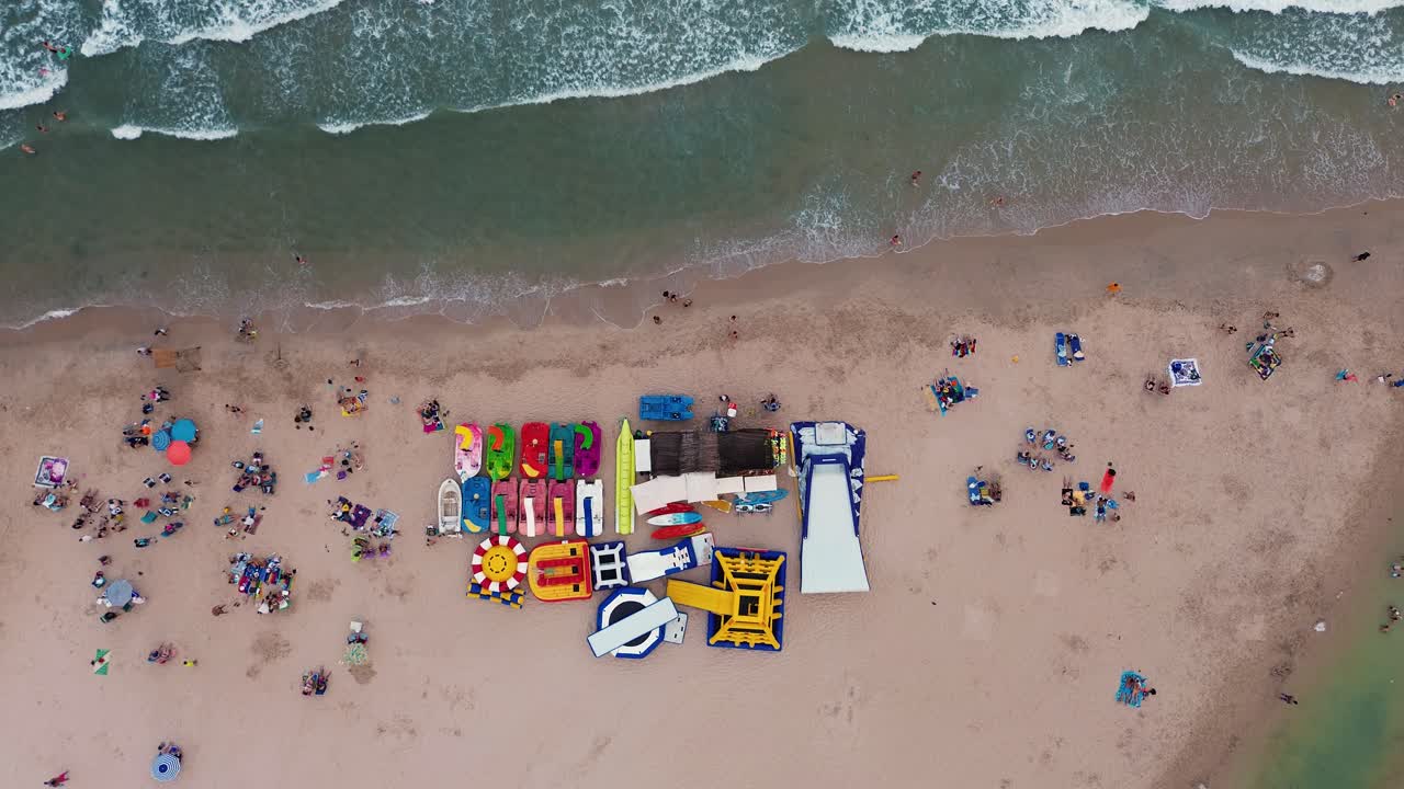 paisaje urbano y costa de mil palmeras en el sur de españa vista de avión no tripulado