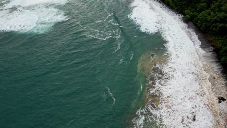 Vista-Del-Mar-Aérea-De-Colores-Verdes-Y-Azules-En-Costa-Rica