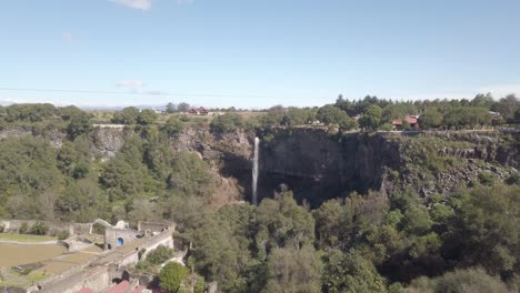 Waterfall-from-the-basalt-prisms-geological-formation,-San-Miguel-Regla,-Mexico-2