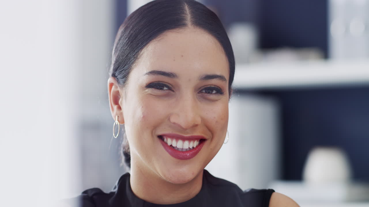 el éxito la hace sonreír de oreja a oreja.