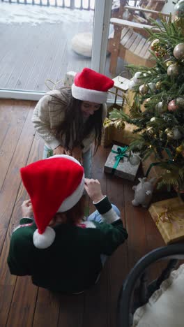 dos chicas intercambiando regalos de navidad