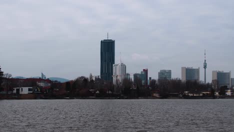 Vista-De-La-Ciudad-Desde-El-Otro-Lado-Del-Lago