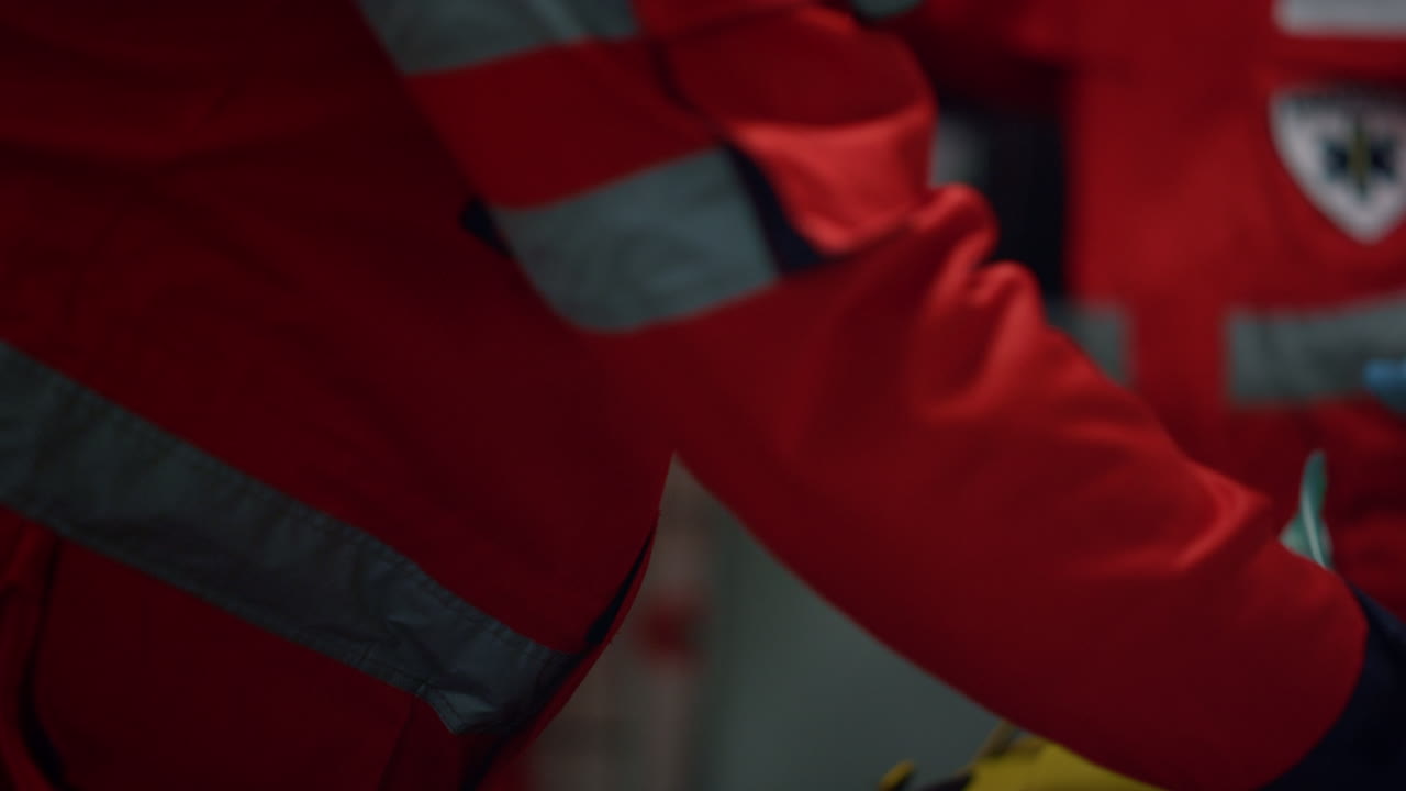 парамедики ухаживают за пациентом. медицинские работники спасают жизнь жертвы.