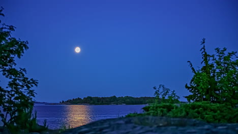 Lapso-De-Tiempo-En-El-Reflejo-De-La-Luz-De-La-Luna-Cayendo-Sobre-El-Lago-De-La-Naturaleza-En-Vista-Nocturna-Con-Un-Hermoso-Paisaje-Hd