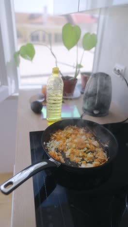 cocinar verduras en una sartén