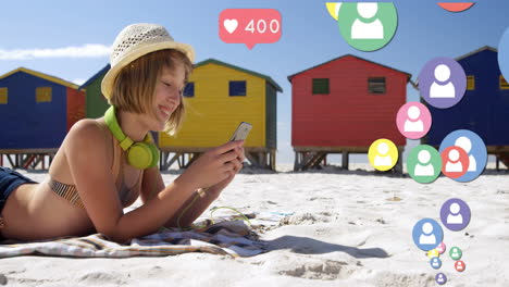 múltiples iconos de perfil flotando contra la mujer usando el teléfono inteligente en la playa