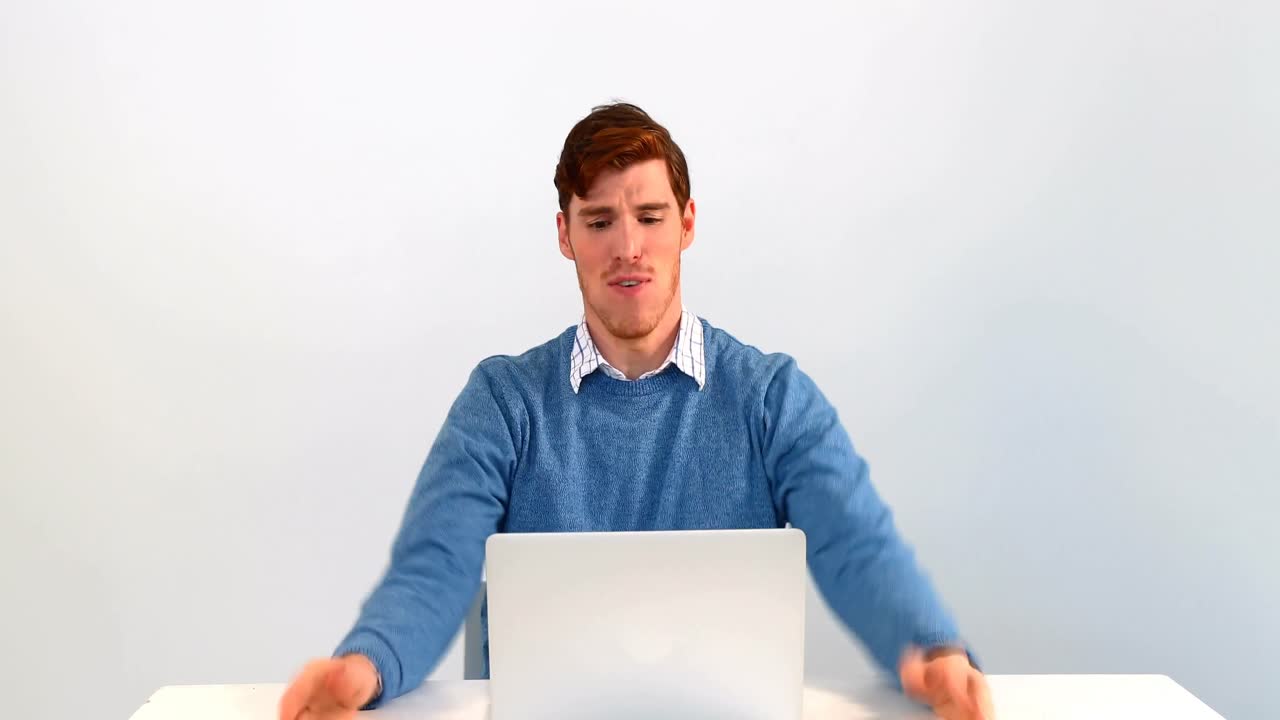 hombre usando computadora portátil en la mesa contra un fondo blanco 4k