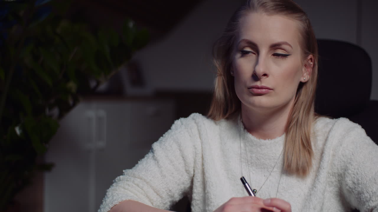 Zbliżenie myślacej bizneswoman 3