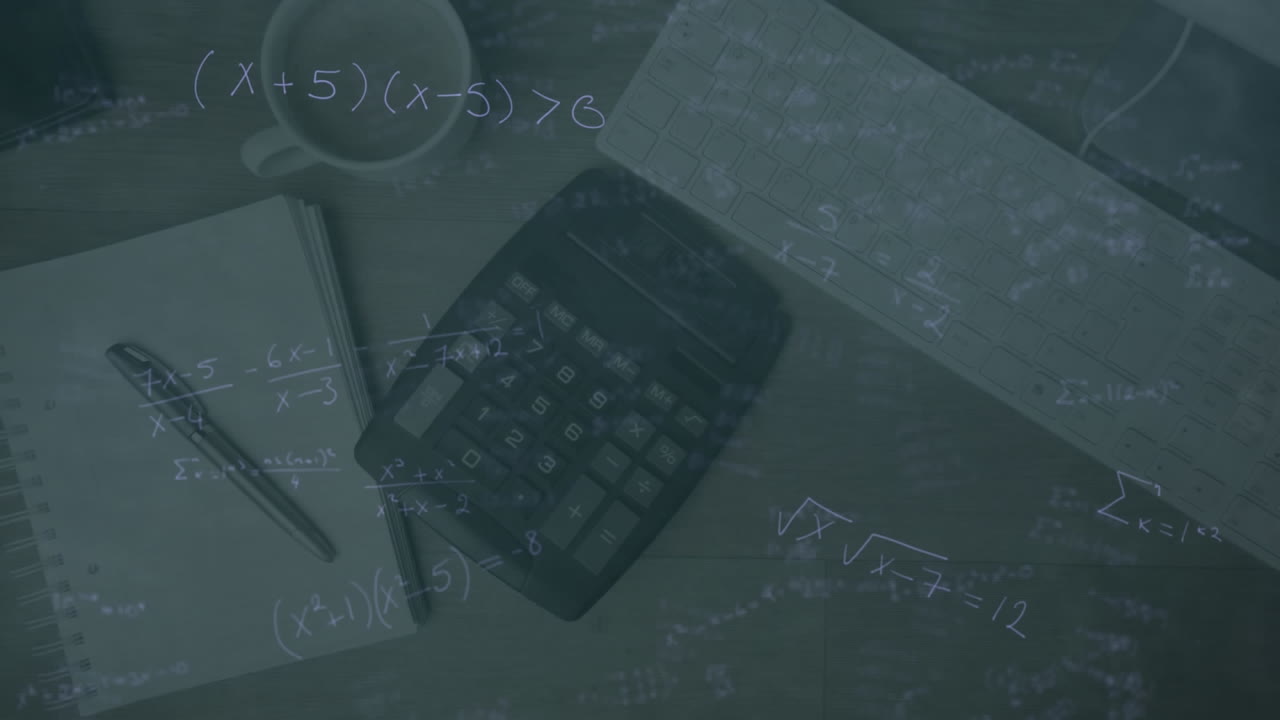 ecuaciones matemáticas contra la calculadora que cae en el escritorio de estudio