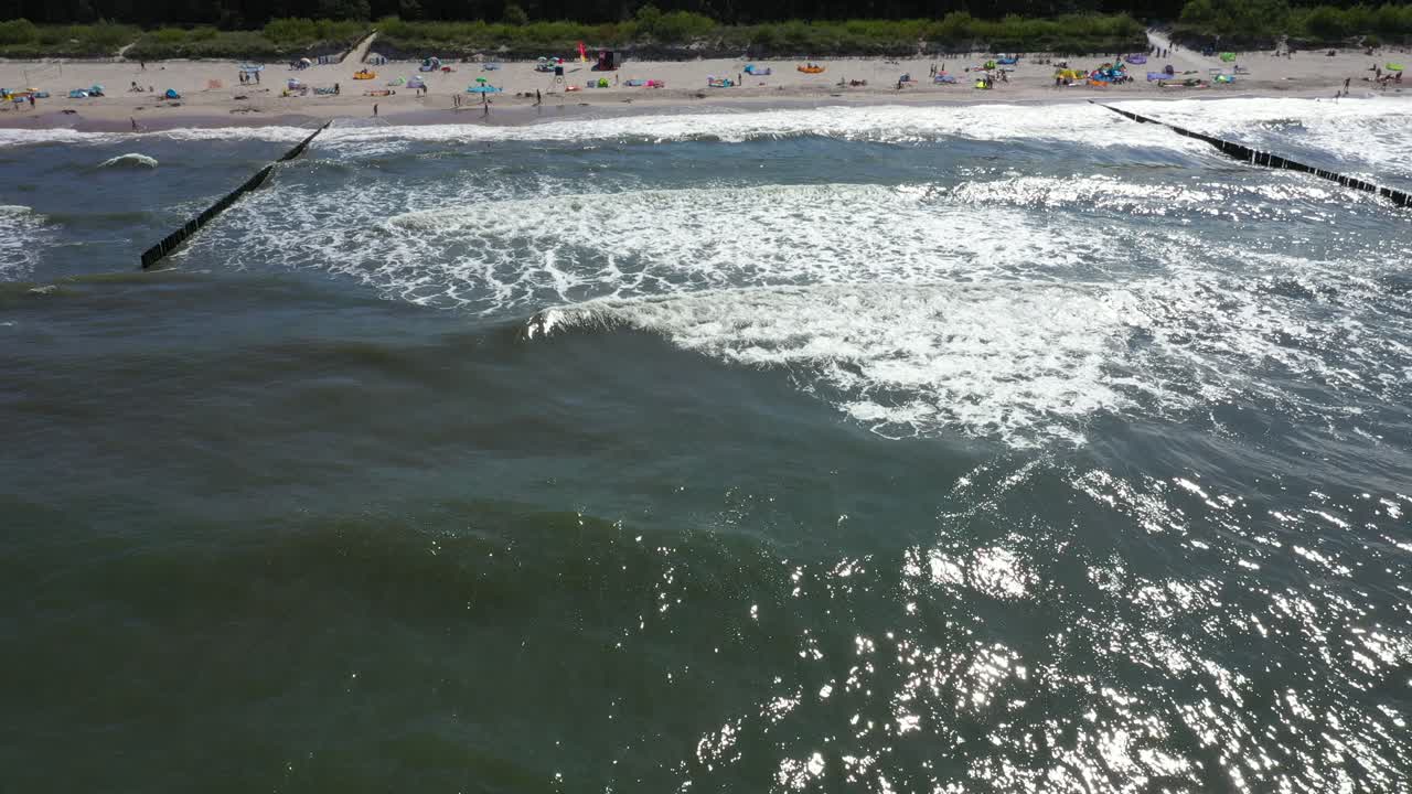 Praia de Hel na costa do Mar Báltico, vista aérea superior de drone, vídeo 4K UHD