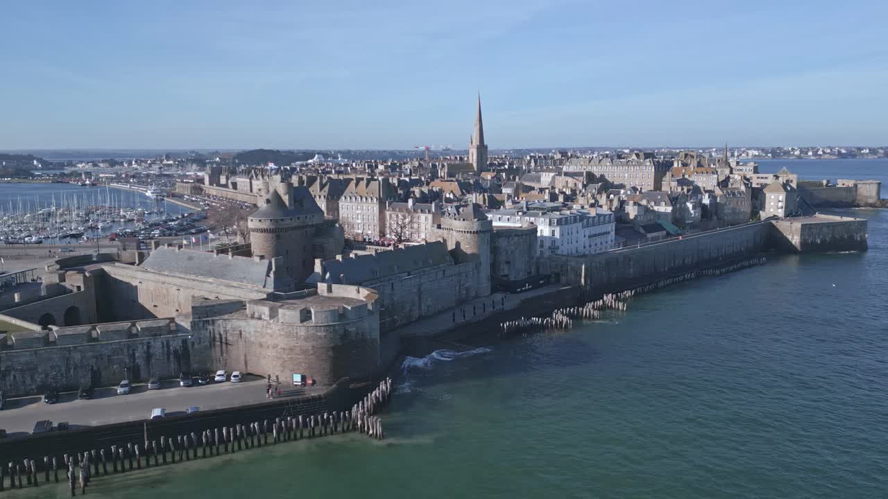 Castello e paesaggio urbano di Saint-Malo, Bretagna in Francia.