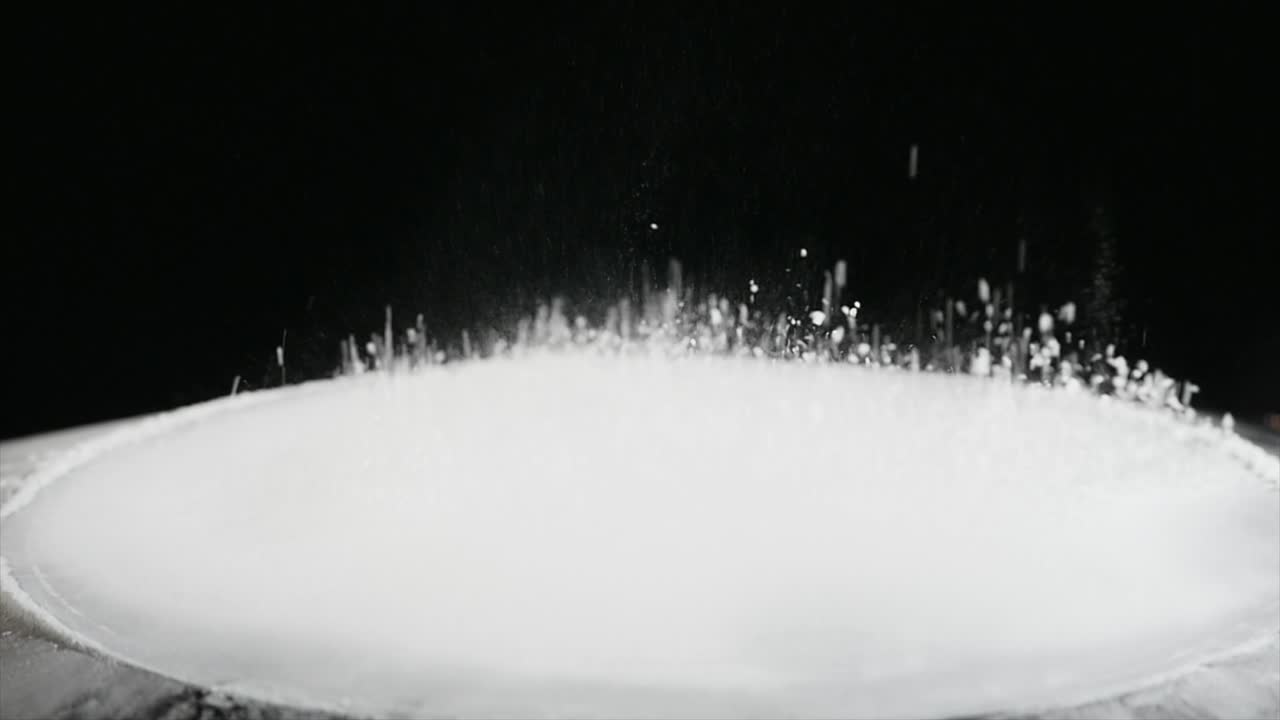 검은색 배경에 움직이는 서브우퍼에서 점프 밀가루