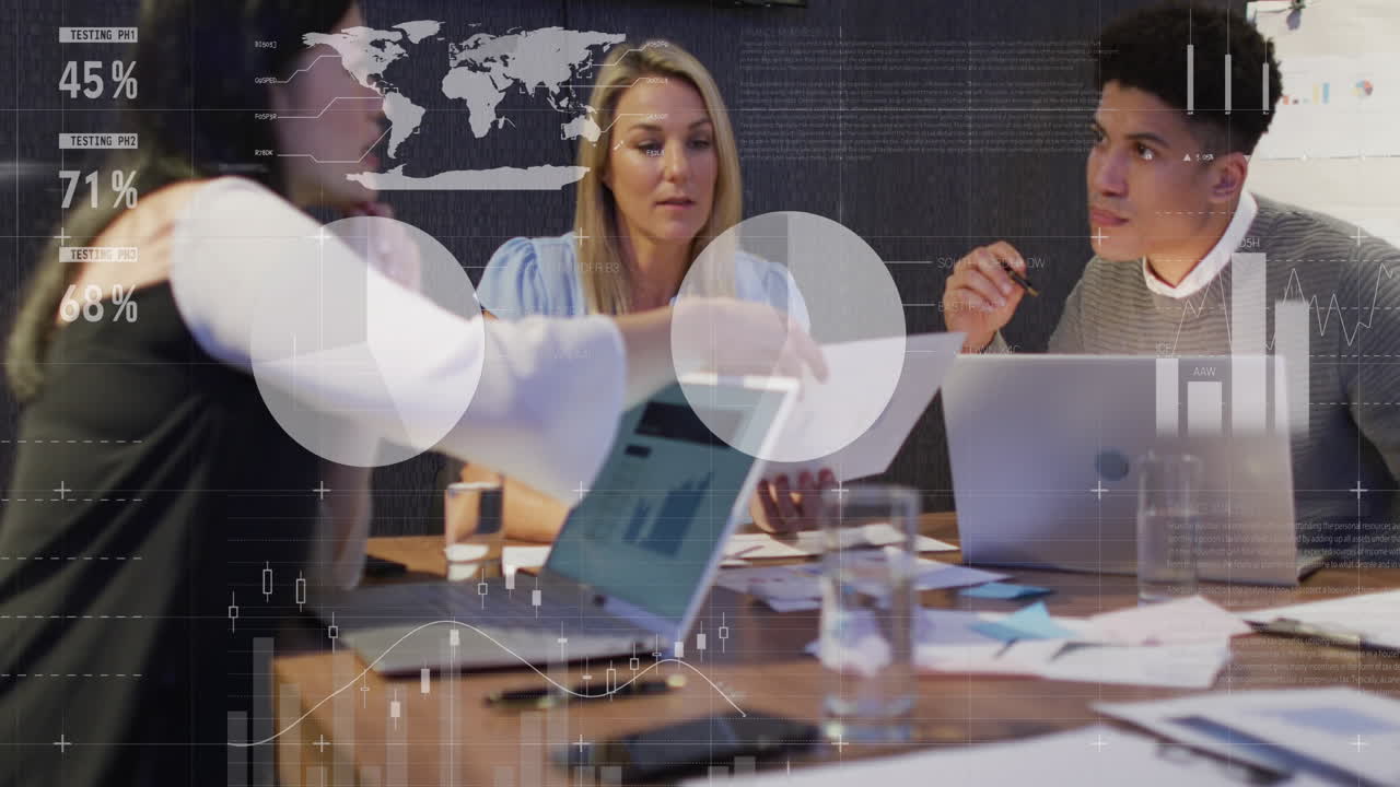 animación del procesamiento de datos estadísticos sobre diversos colegas que discuten sobre el documento en la oficina