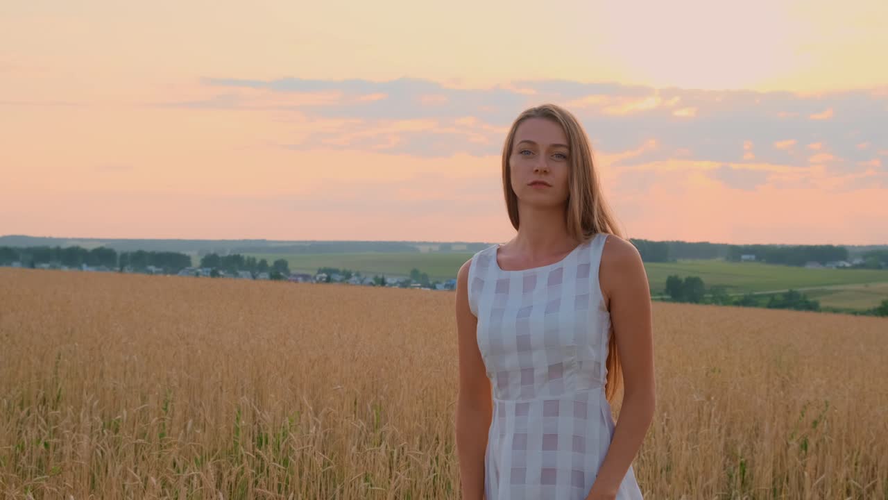 해가 지는 시점 에 들판 에 있는 여자