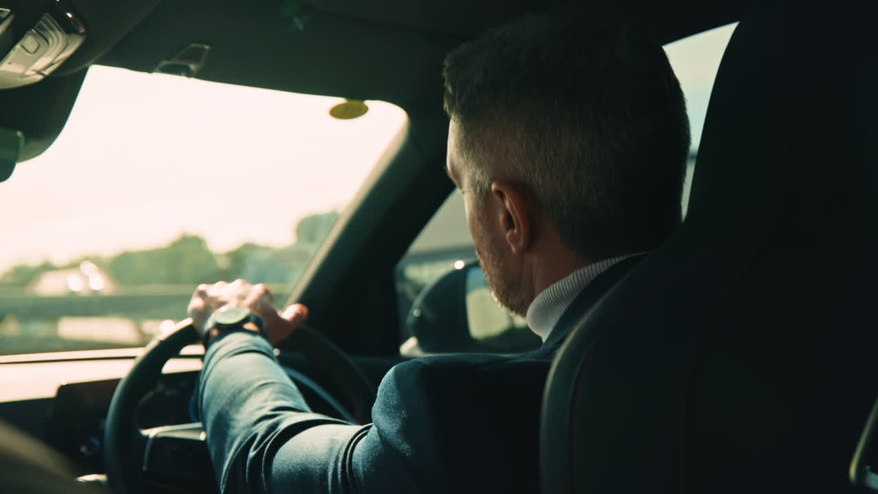 차를 운전하는 남자