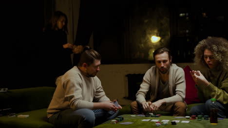grupo de amigos sentados en el sofá de la sala de estar 3