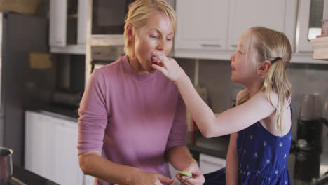 Vista-Frontal-De-Una-Mujer-Caucásica-Con-Su-Hija-En-La-Cocina.