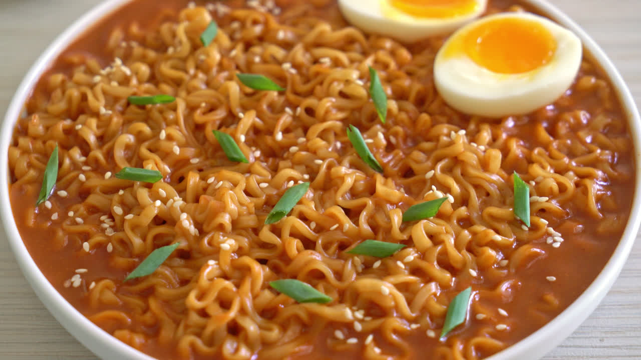 ramyeon o fideos instantáneos coreanos con huevo - estilo de comida coreana
