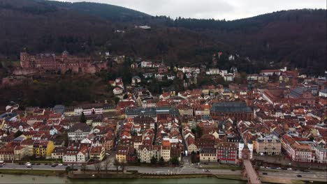 monumentos y castillo en la ciudad vieja de heidelberg, drone dolly hacia adelante