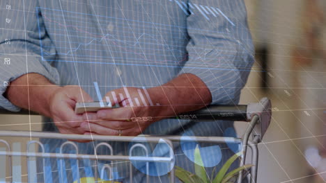 animación de estadísticas y procesamiento de datos financieros sobre un hombre caucásico que usa un teléfono inteligente en la tienda