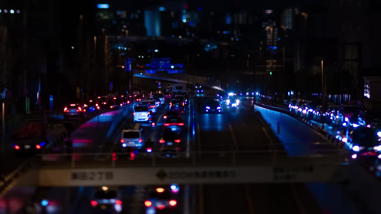 En natt-timelapse av et miniatyrkork i en bygate i Tokyo