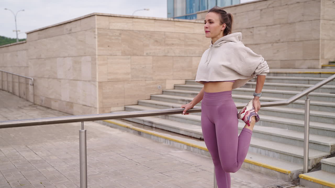 mujer estirándose al aire libre