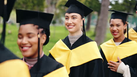 los graduados celebran