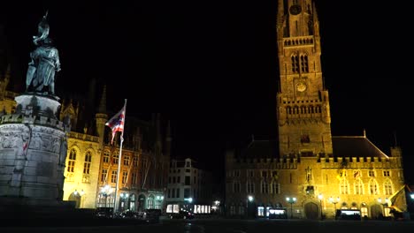 por la noche el centro de la ciudad de brugge (bruges) bélgica. en holandés belfort van brugge