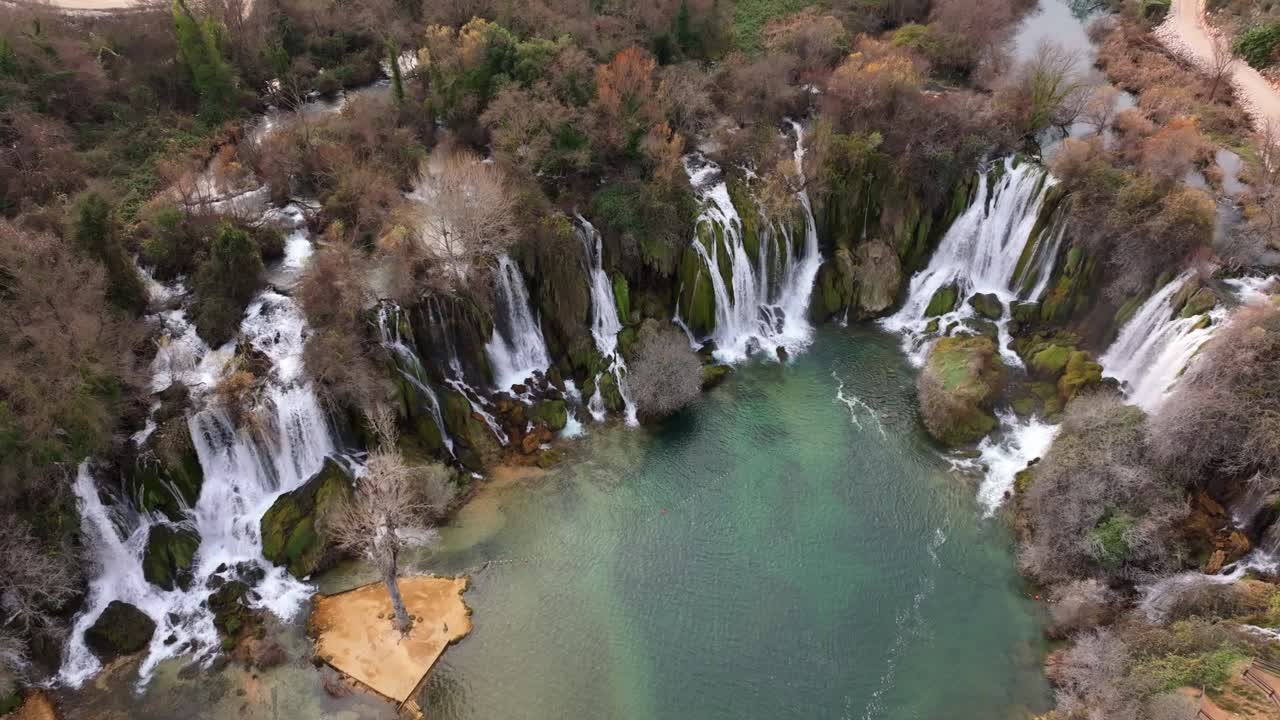 Prospettiva drone della Cascata di Kravica circondata dai colori autunnali