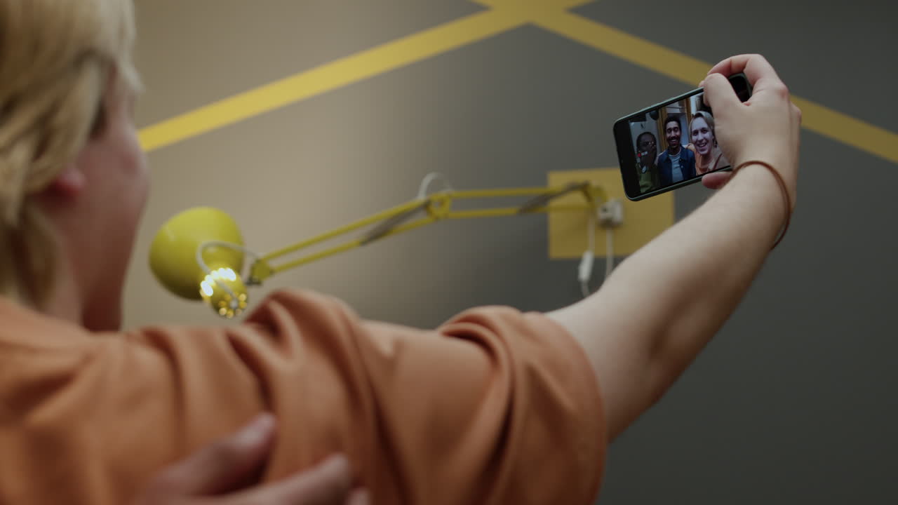 셀피 사진 을 찍기 위해 포즈 를 취 하는 남자 들