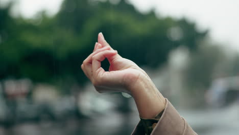 Lluvia,-Invierno-Y-Mano-En-Una-Calle-De-La-Ciudad-Para-Comprobar