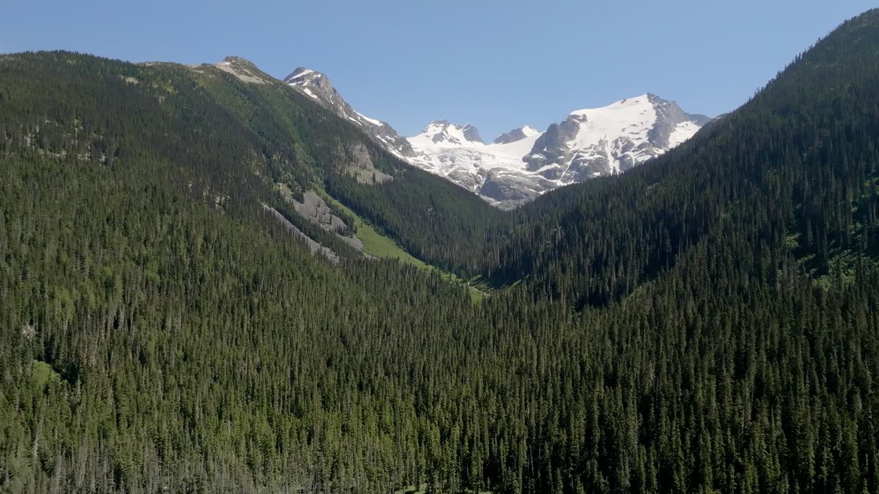majestuosas montañas forestales del parque provincial de los lagos joffre cerca de pemberton en columbia británica, canadá