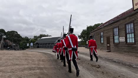 soldados con uniformes rojos marchando en formación