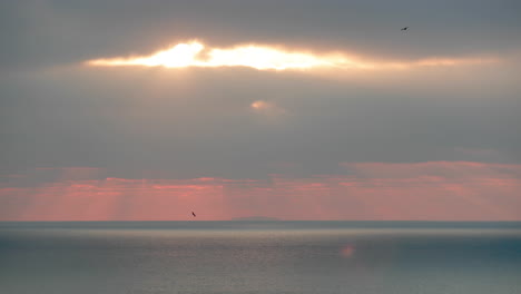 Puesta-De-Sol-Brillando-En-Las-Nubes-En-El-Cielo-Sobre-La-Isla-De-Berlengas-Desde-La-Playa-Norte-En-Nazare,-Portugal