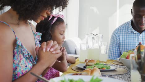 Video-De-Una-Familia-Afroamericana-Rezando-Juntos-Antes-De-Comer.