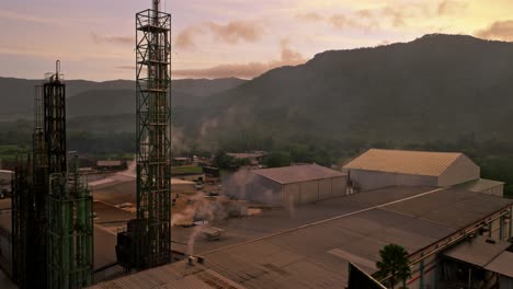 Humo-Saliendo-De-Un-Edificio-Industrial-Al-Amanecer-En-Villa-Altagracia,-República-Dominicana