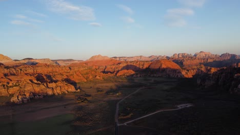 Schöne-Luftlandschaftsansicht-Von-Roten-Felsen-In-Einer-Wüste-Bei-Sonnenuntergang,-Schneeschlucht-staatspark,-Utah