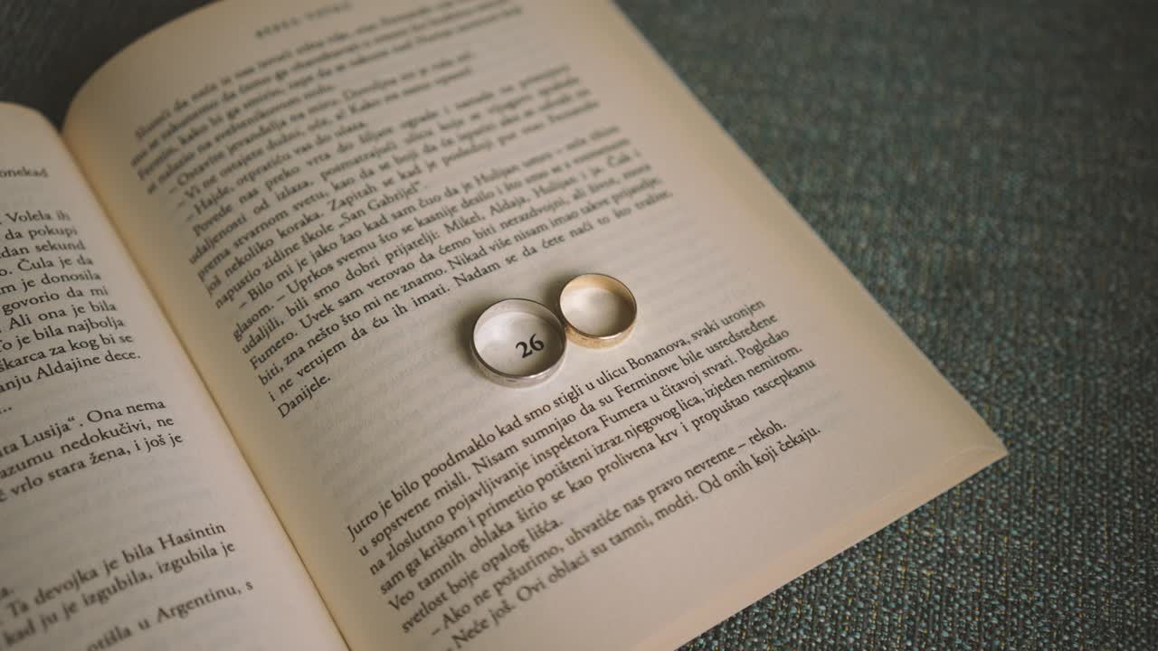 anelli di nozze sul libro del capitolo 26